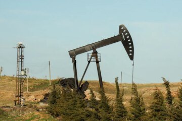 Oil hits $100 per barrel for first time since July 2022