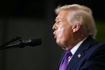 Trump tries to navigate Iran war and rising gas prices at first rally since strikes began