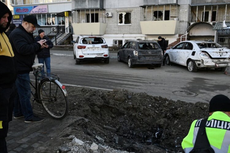 Russian strike on the Kyiv region kills 4 and wounds at least 15, with peace talks stalled