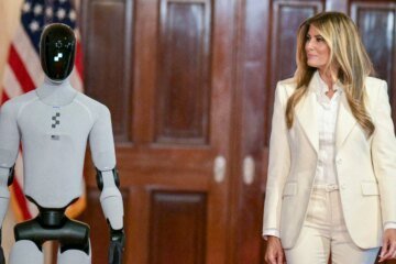 Melania Trump walks with humanoid robot at White House