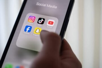 Teen social media ban faces legal hurdles