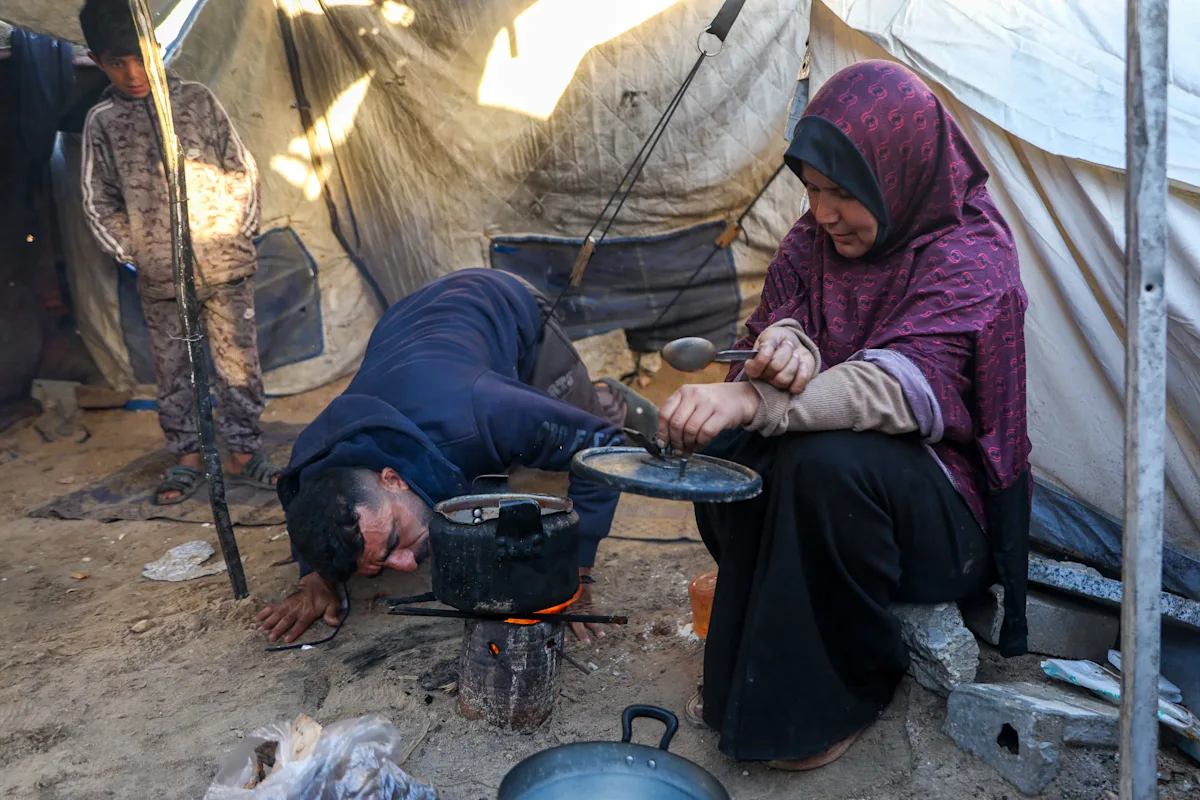Gas shortage forces Gaza families to cook over wood