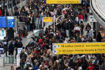 Trump says ICE agents will assist TSA at airports as delays worsen amid DHS shutdown