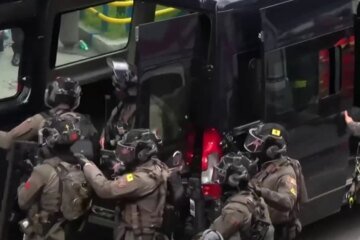 Manhunt underway after bank heist in Italy holds 25 people hostage 