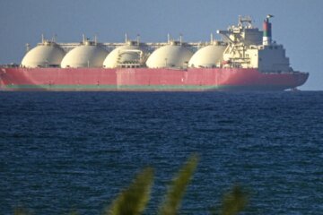 Strait of Hormuz shipping traffic is effectively at a standstill despite Iran ceasefire