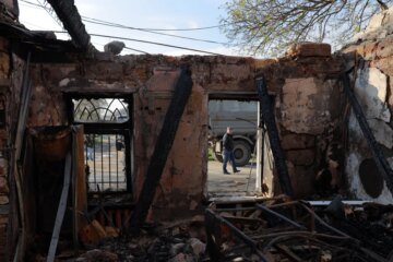 Russian strikes on Odesa kill 2 ahead of Orthodox Easter ceasefire as prisoner swap takes place