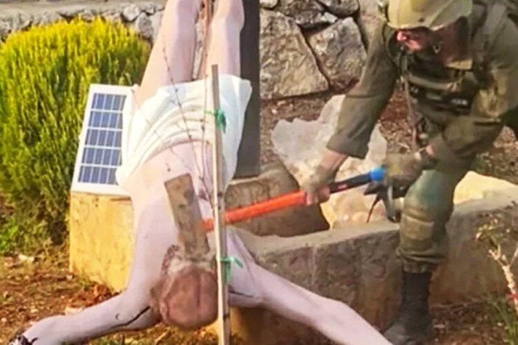 Israeli soldier strikes Jesus statue in Lebanon, photo shows