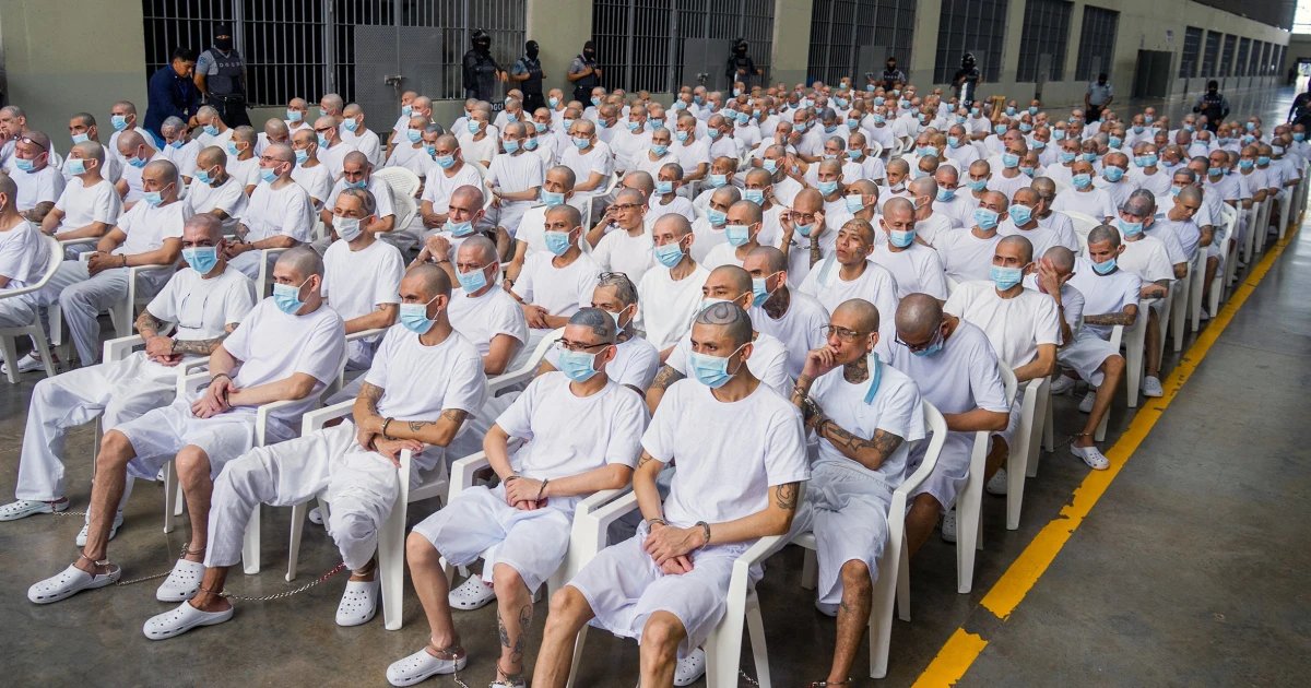 El Salvador holds mass trial for 486 alleged gang members