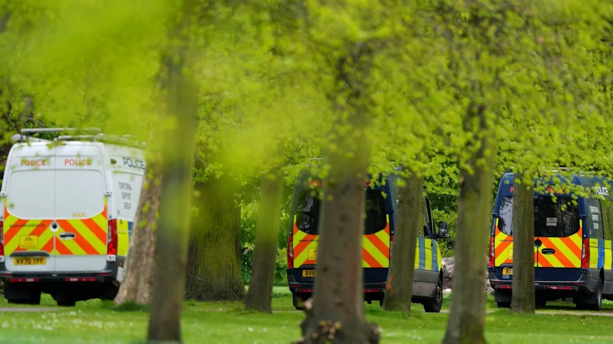 Kensington Gardens shut as police ‘assess items’