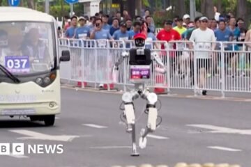 Runners v robots at China half marathon