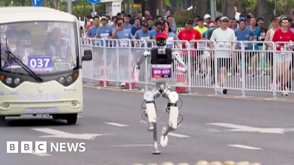 Runners v robots at China half marathon