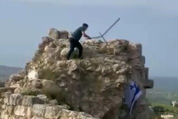 Lebanese man removes Israeli flag from castle in southern Lebanon | Newsfeed