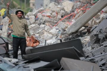 Iran says Strait of Hormuz “completely open” to all ships amid Israel-Lebanon ceasefire