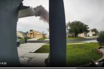 1 dead after small plane crashes into Florida yard
