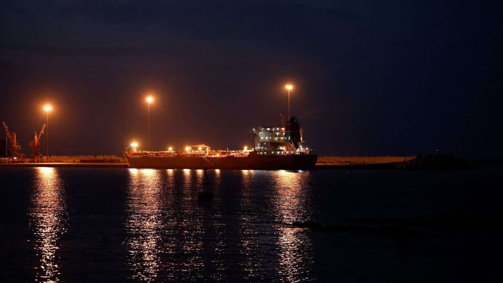 Oil rises as Iran-U.S. deadlocked peace talks fan fears of extended supply disruption