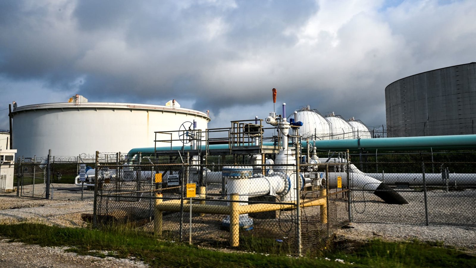 Oil prices fall on report U.S. and Iran closing in on a deal to end war