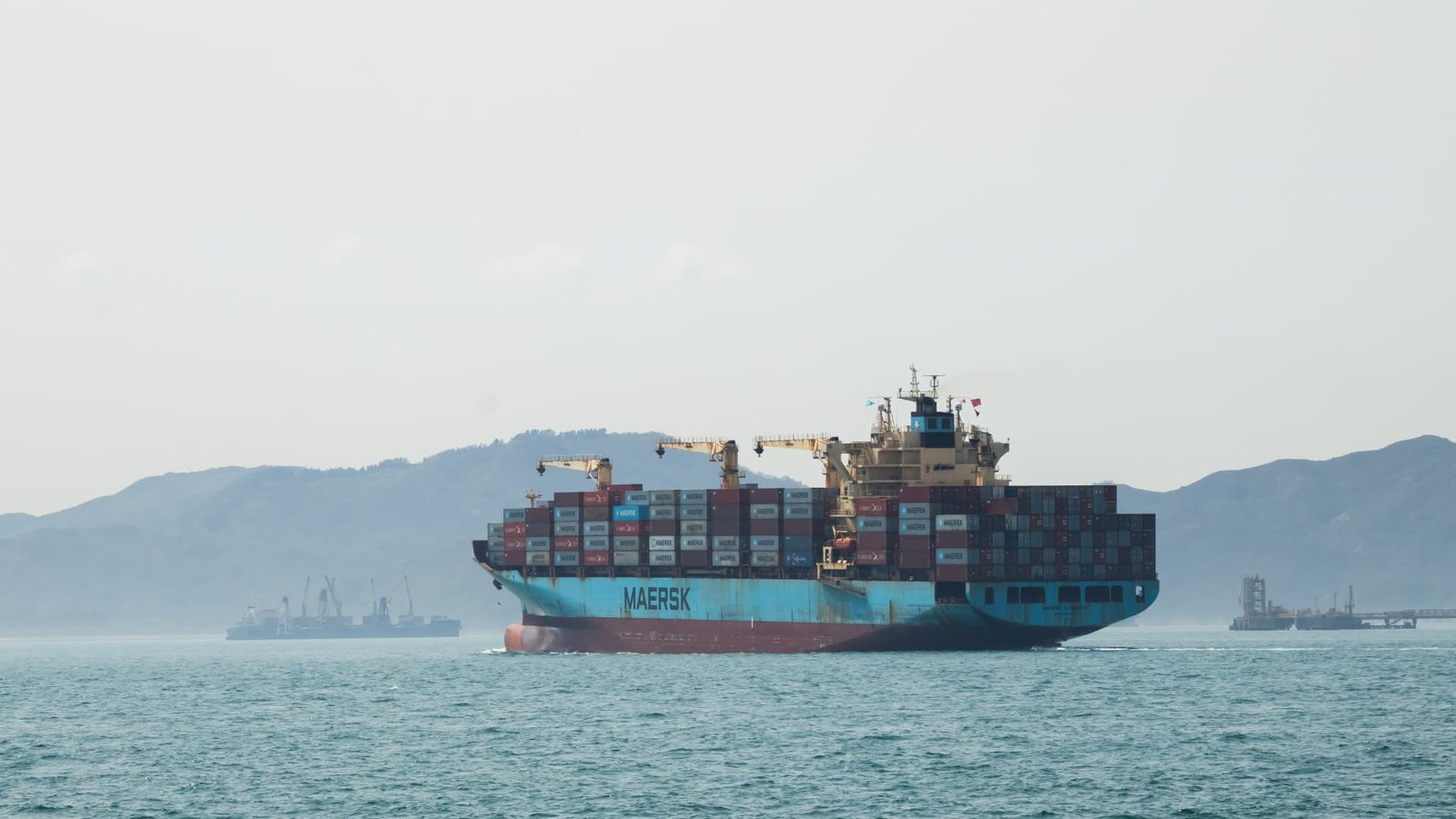 Ship passes Strait of Hormuz under U.S. military protection