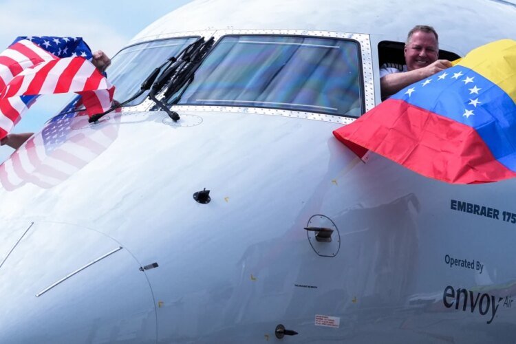 The first direct U.S.-Venezuela commercial flight in 7 years lands in Caracas