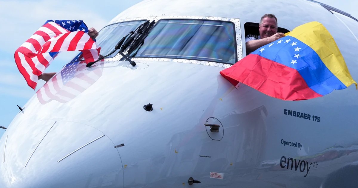 The first direct U.S.-Venezuela commercial flight in 7 years lands in Caracas