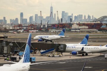 Driver on N.J. Turnpike hurt as United plane hits pole on approach to Newark airport