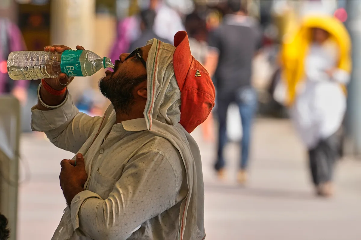 Heat wave empties roads and markets in north India as some farmers turn to nighttime work