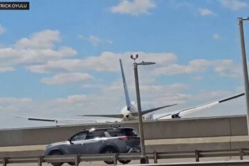 United flight landing at Newark Liberty Airport strikes light pole, truck on New Jersey Turnpike, officials say
