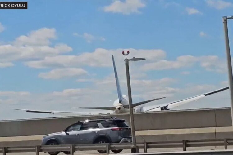 United flight landing at Newark Liberty Airport strikes light pole, truck on New Jersey Turnpike, officials say