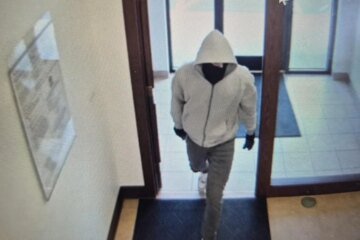 2 employees killed in Kentucky bank robbery, person of interest in custody, police say