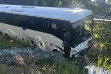 Bus plows into 6 vehicles near work zone on Virginia highway, killing 5 people and injuring dozens