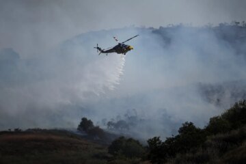 Helicopters douse flames threatening hillside homes in California | Newsfeed