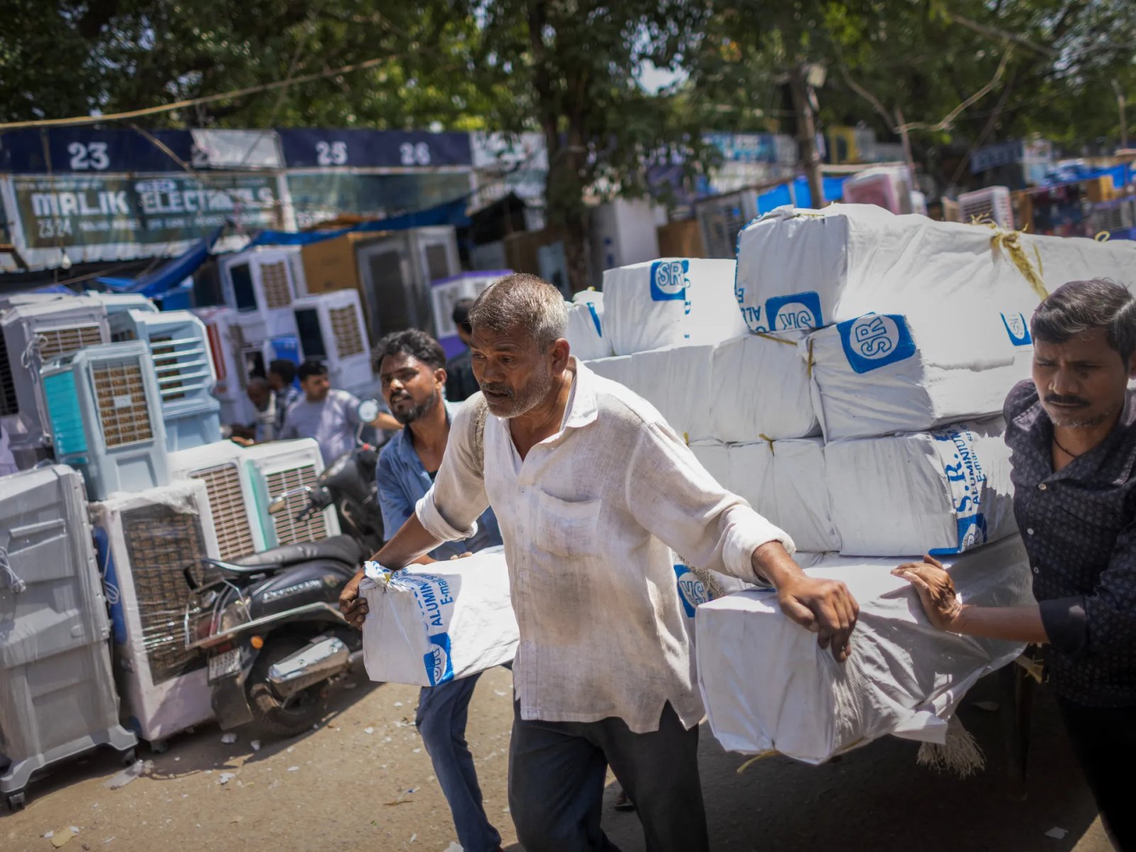 ‘A calamity’: Why is a record heatwave sweeping South Asia? | Weather News