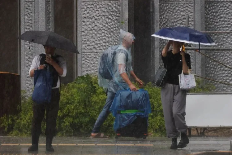 Tropical storm Jangmi batters Japan, cuts power to 60,000 homes